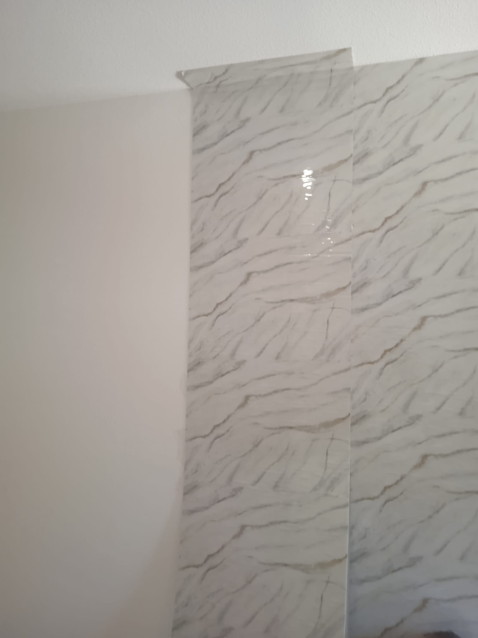 Revestimiento cerámico de pared durante un trabajo de alicatado