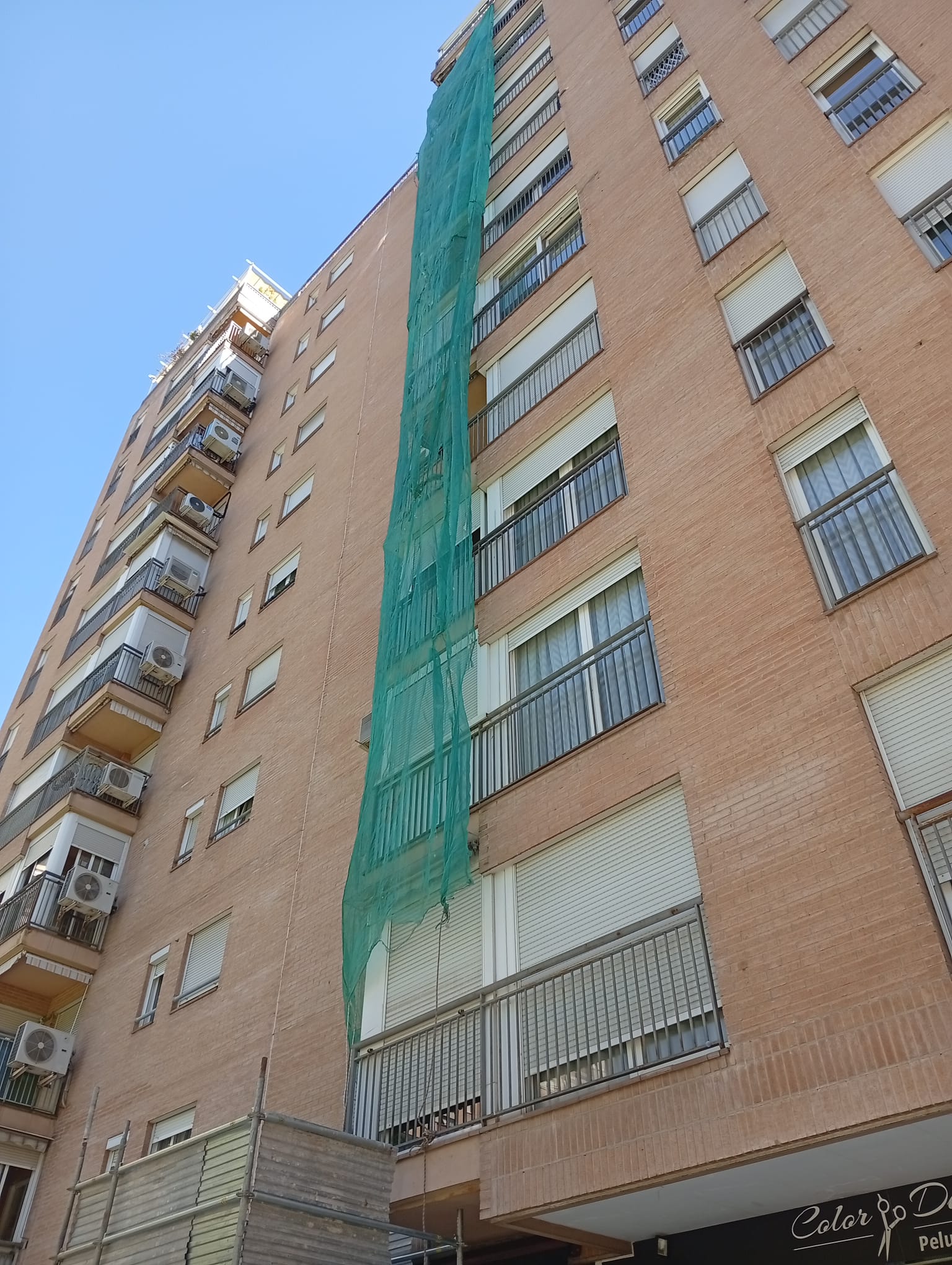 Fachada de edificio durante trabajos de rehabilitación exterior