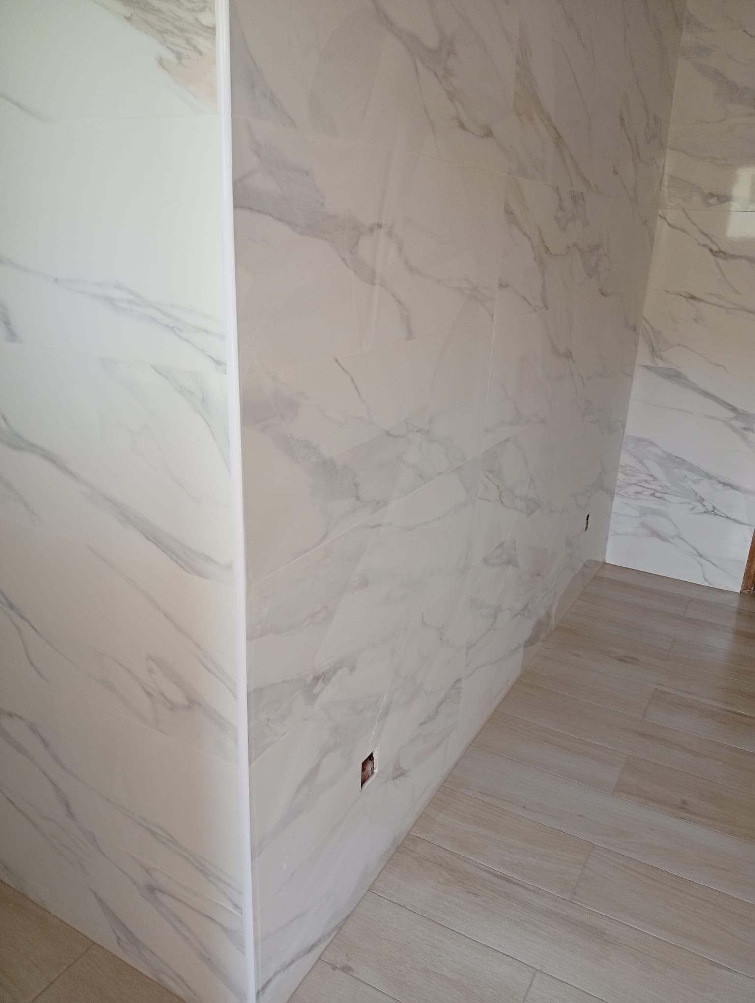 Suelo efecto madera y paredes alicatadas durante una reforma